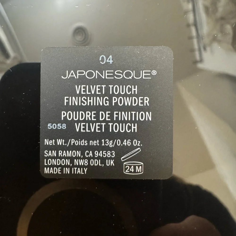 Japonesque Velvet finishing powder shade 4 Tan and kabuki brush